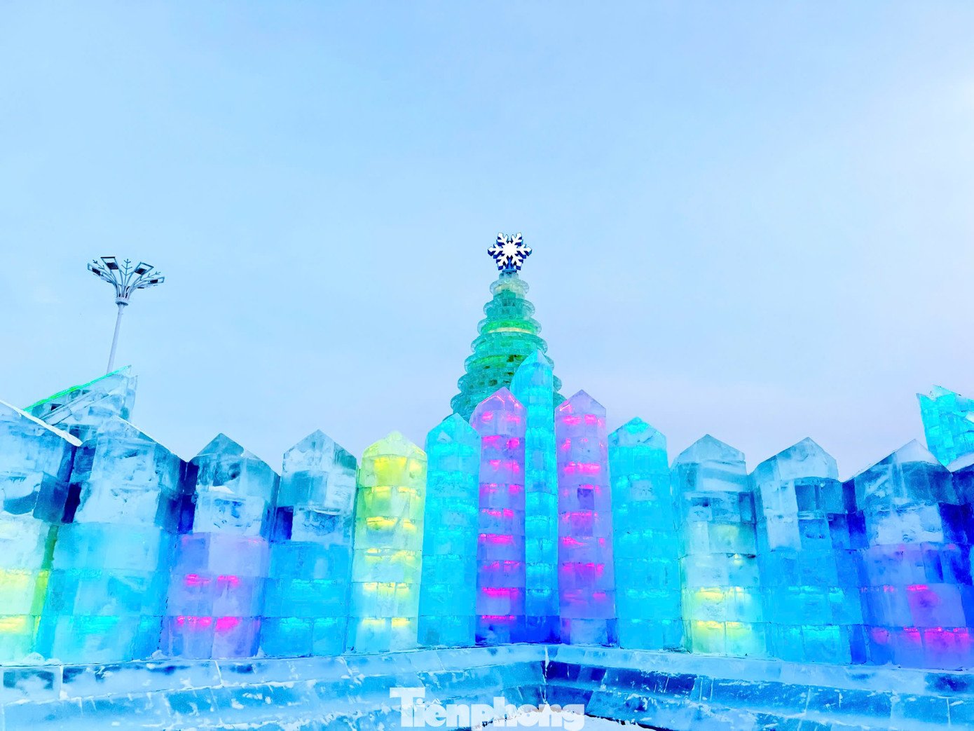 Công viên băng tuyết lớn nhất thế giới nằm tại Cáp Nhĩ Tân, thủ phủ tỉnh Hắc Long Giang (Đông Bắc Trung Quốc). Lễ hội Băng tuyết Quốc tế gây ấn tượng với quy mô kỷ lục 1,2 triệu m², sử dụng hàng trăm nghìn m³ băng từ sông Tùng Hoa để dựng nên các lâu đài, cung điện băng khổng lồ, kết hợp hệ thống chiếu sáng AI hiện đại.