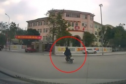 Clip: Ôm cua vít ga quá đà, thanh niên lao thẳng xe máy lên vỉa hè