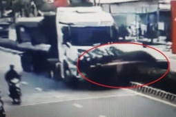 [Clip] Xe ben tông ô tô bán tải văng qua dải phân cách trên đường ở TPHCM