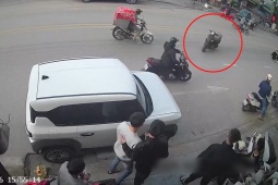 Clip: Hú hồn xe máy  không người lái  lao như tên bắn, đâm thẳng ô tô bên đường