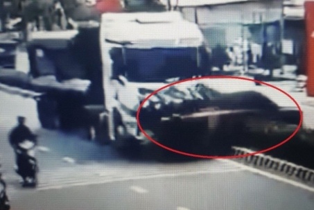 [Clip] Xe ben tông ô tô bán tải văng qua dải phân cách trên đường ở TPHCM