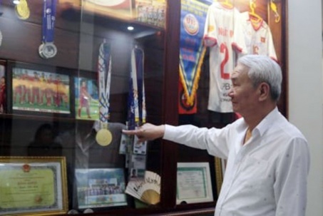 Bố cầu thủ Nguyễn Nhật Minh - U23 Việt Nam: Nhìn ra tố chất con trai từ món quà là quả bóng nhựa xanh