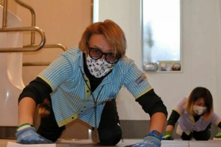 Lý do tàu điện Tokyo sạch bậc nhất thế giới