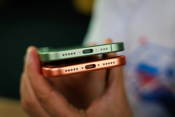 Cả hai cùng trang bị cổng USB-C.