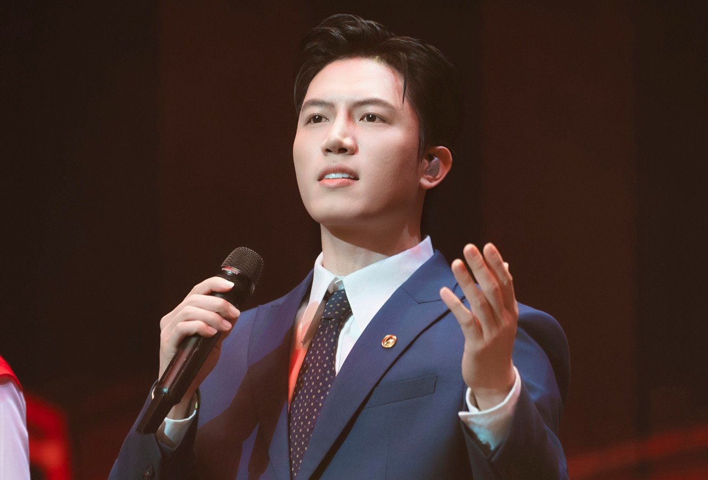 Anh Tú lần đầu giới thiệu ca khúc Thưa Đảng ở chương trình Mãi mãi niềm tin theo Đảng.