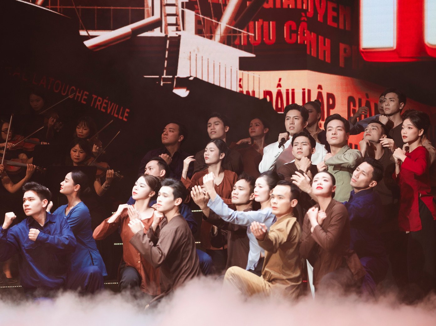 Anh Tú lần đầu giới thiệu ca khúc Thưa Đảng ở chương trình Mãi mãi niềm tin theo Đảng.