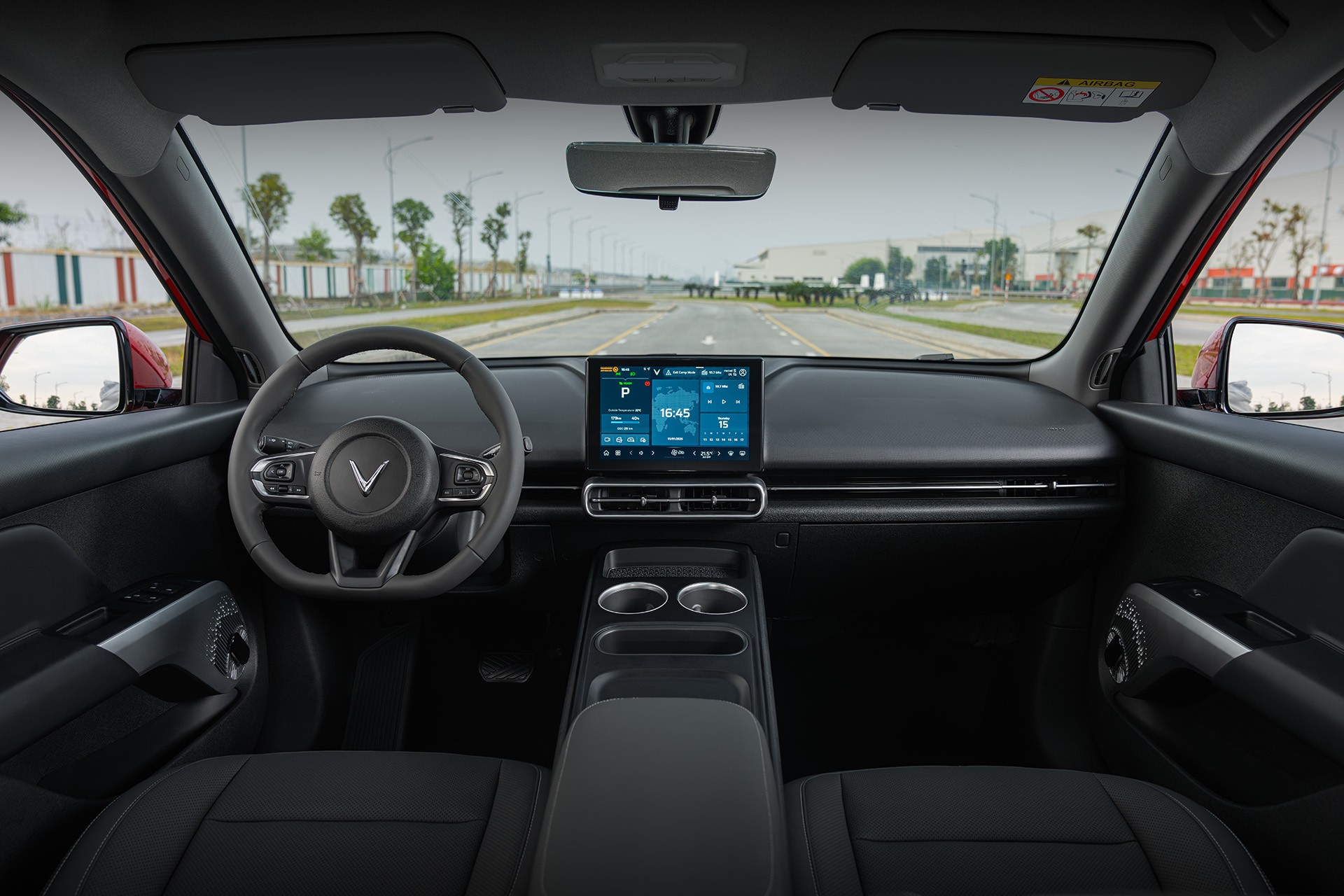 Khoang l&aacute;i được thiết kế hiện đại v&agrave; tiện nghi với v&ocirc;-lăng D-Cut bọc da.