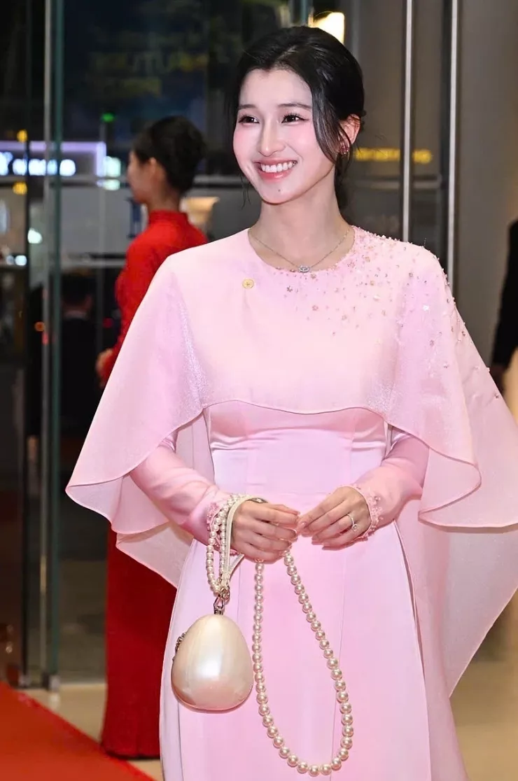 Phương Nhi tôn nhan sắc với váy áo hồng - 2
