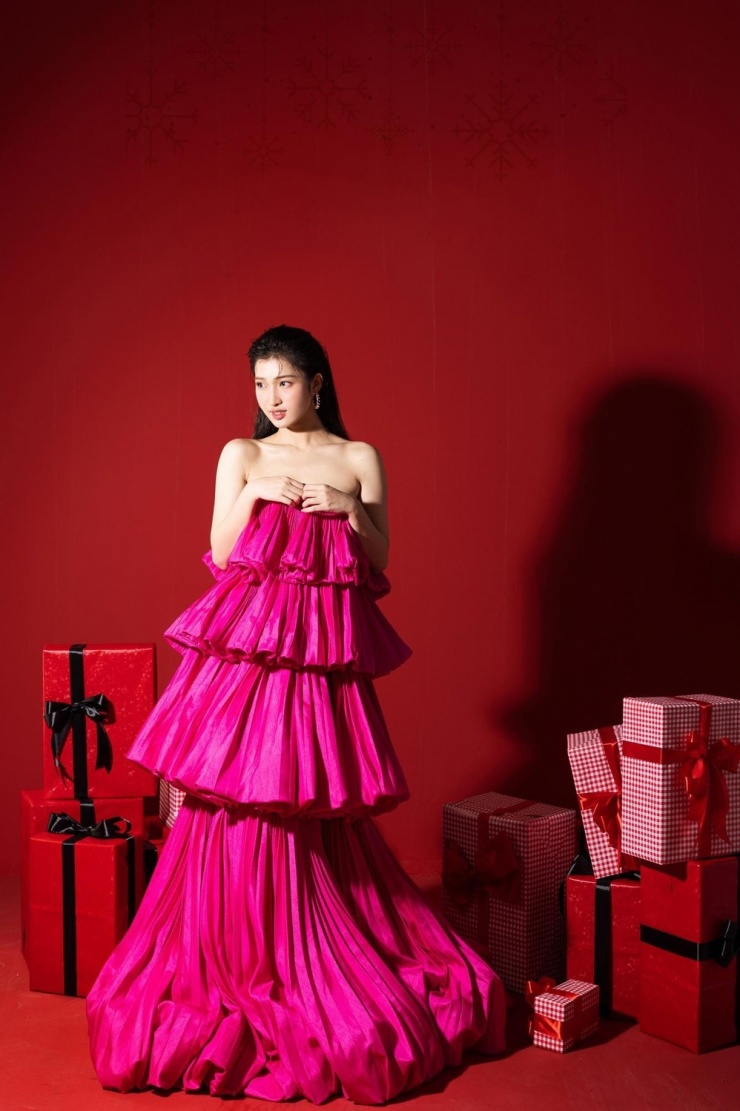 Phương Nhi cho biết lúc nhỏ được mẹ cho diện váy hồng kiểu công chúa. Lớn hơn, cô thích búp bê Barbie nên càng gắn bó với màu sắc này.