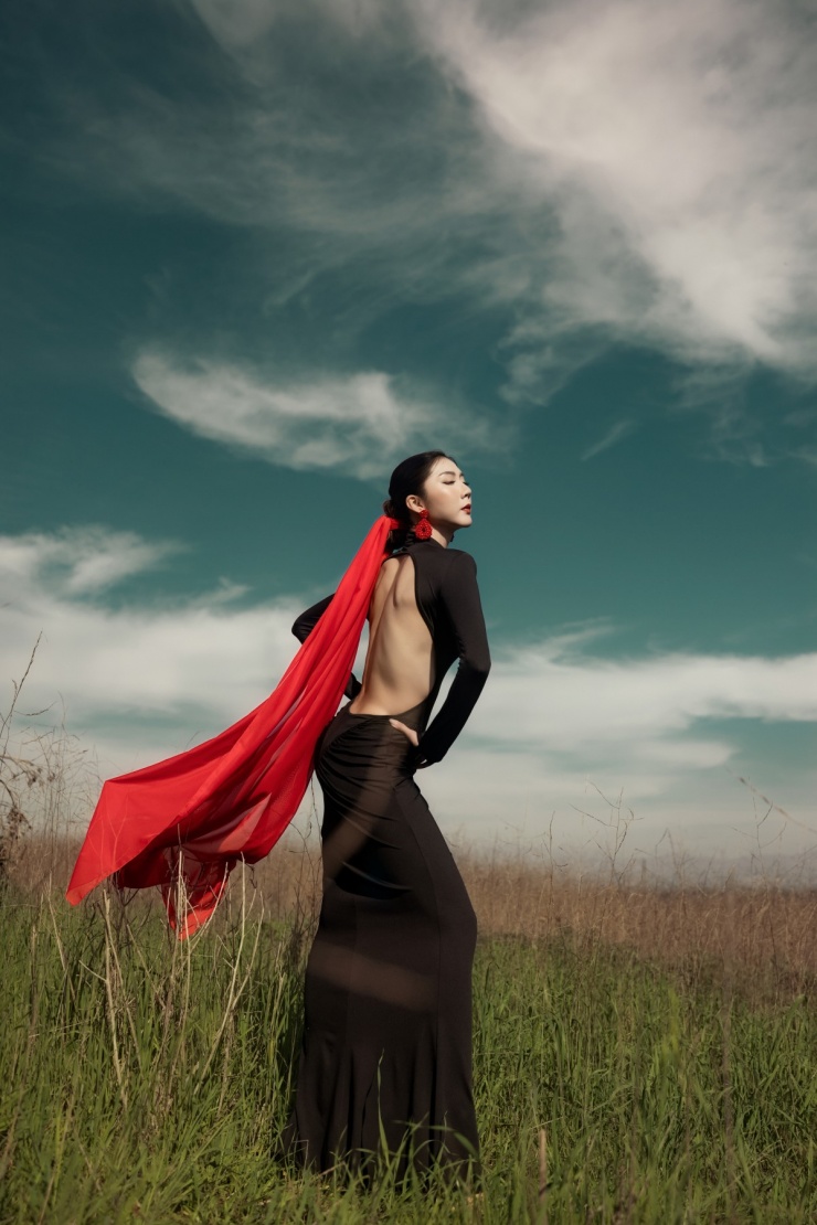 Ngọc Quyên khoe lưng gầy - 1