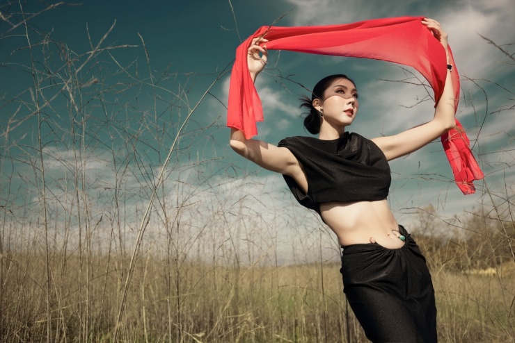 Ngọc Quyên khoe lưng gầy - 2