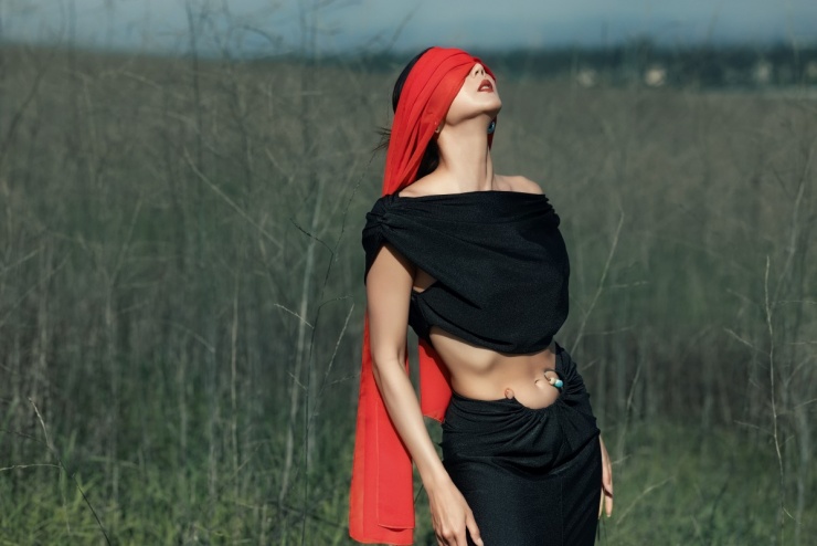 Ngọc Quyên khoe lưng gầy - 4