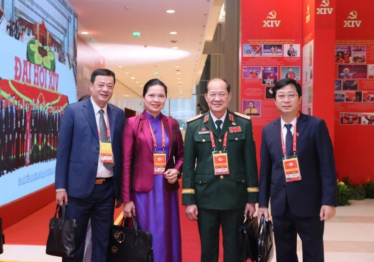 Các đại biểu đến tham dự phiên thảo luận tại hội trường về các văn kiện Đại hội XIV của Đảng.