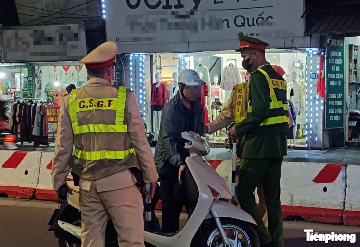 Nam tài xế nồng nặc mùi bia rượu bước xuống xe "chân đi không vững" được CSGT hỗ trợ.