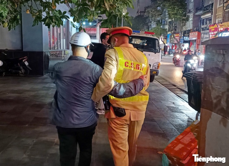 Tài xế đi không vững được CSGT hỗ trợ vào khu vực làm việc.