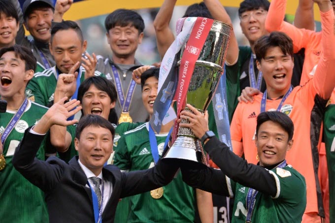 HLV Kim Sang Sik vô địch K-League 2021&nbsp;tại Jeonbuk. Một trong những cầu thủ ông cho ra mắt tại Jeonbuk, Kang Sang Yoon, có mặt trong thành phần U23 Hàn Quốc dự U23 châu Á