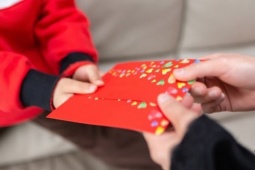 Cha mẹ lấy tiền lì xì của con có thể bị phạt tới 30 triệu đồng