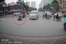 Clip: Chuyển hướng bất cẩn, thanh niên va chạm ô tô rồi  mài mông  xuống đường