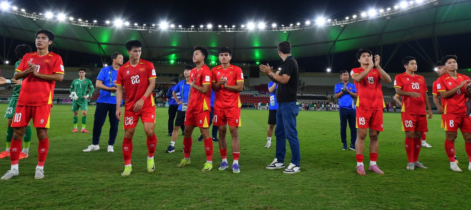 HLV Kim Sang Sik và học trò di chuyển tới góc khán đài để cảm ơn các cổ động viên Việt Nam có mặt ở sân trực tiếp cổ vũ cho họ