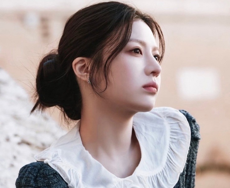 Ngoài diễn xuất, Go Youn Jung còn được khen ngợi có vẻ đẹp siêu thực, hoàn hảo không góc chết. Nữ diễn viên sinh năm 1996 từng vướng nghi vấn phẫu thuật thẩm mỹ để có được nhan sắc như hiện tại. Tuy nhiên, những đường nét trên gương mặt của Go Youn Jung vẫn rất tự nhiên, do đó, nữ diễn viên được khen ngợi là "nữ hoàng dao kéo hoàn mỹ nhất Hàn Quốc".