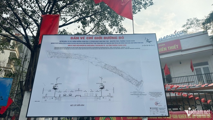 Bản vẽ chỉ giới đường đỏ được UBND phường Thanh Xuân công khai tại khu vực đường Ngụy Như Kon Tum. Ảnh: Đức Hoàng