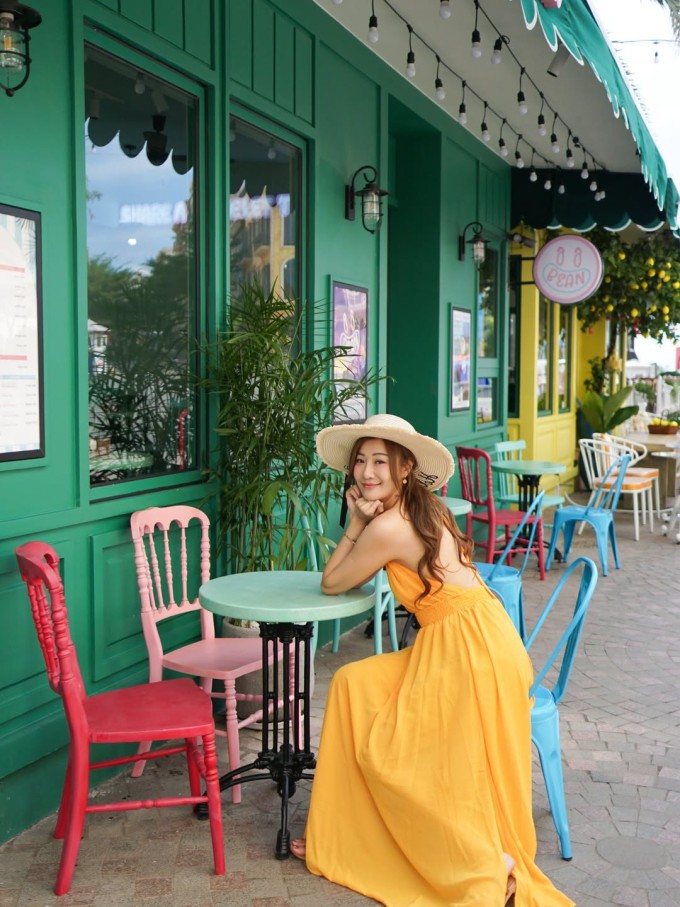 Trên trang cá nhân, Chu Trí Hiền đăng ảnh du lịch Phú Quốc vài ngày trước, cho biết đây là lần đầu cô đến thị trấn hoàng hôn. 'Tôi thấy nơi này khá đẹp, có nhiều chỗ chụp ảnh sống ảo. Nhiều khu rất rộng, tôi phải đi xe mới tham quan hết được, đi cáp treo trên biển ngắm phong cảnh cũng khá thú vị'.