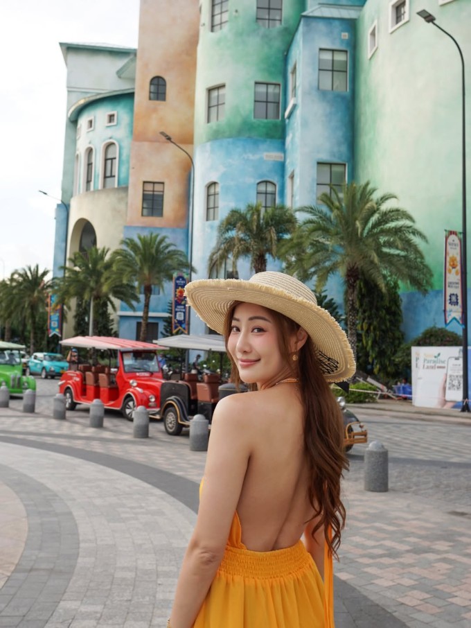 Mỹ nhân TVB tạo dáng tại khu phố màu sắc phong cách Địa Trung Hải.