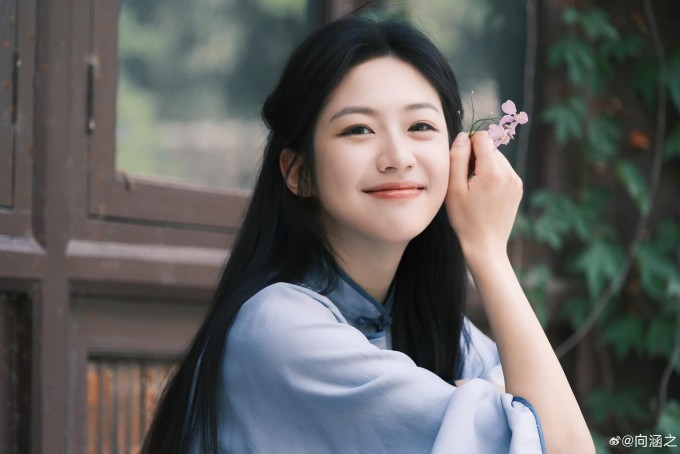 Hướng Hàm Chi là diễn viên trẻ tiềm năng thuộc thế hệ 10X, gắn với dòng phim thanh xuân.