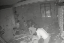 Trần thạch cao đổ sập đè trúng nhiều trẻ mầm non đang ngủ
