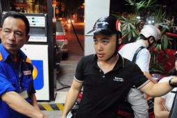 Giá xăng giảm, giá dầu tiếp tục đi lên