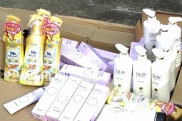 Thuê nhiều người đánh giá '5 sao' để bán hàng tấn mỹ phẩm giả