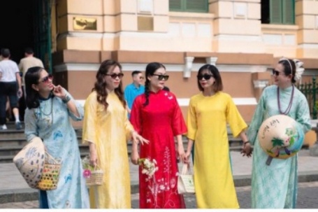 Nhộn nhịp những lá thư tay ở Bưu điện Trung tâm Sài Gòn dịp cận Tết