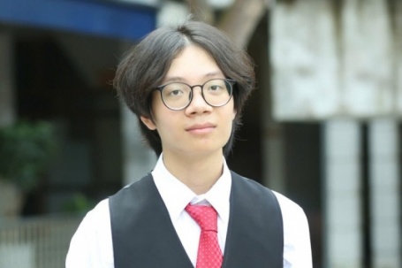 Đỗ thủ khoa tiếng Anh toàn quốc nhờ viết hơn 200 bài luận