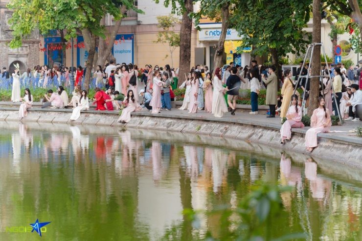 'Chị đẹp, em xinh' chen chân chụp ảnh áo dài Tết ở hồ Hoàn Kiếm - 1