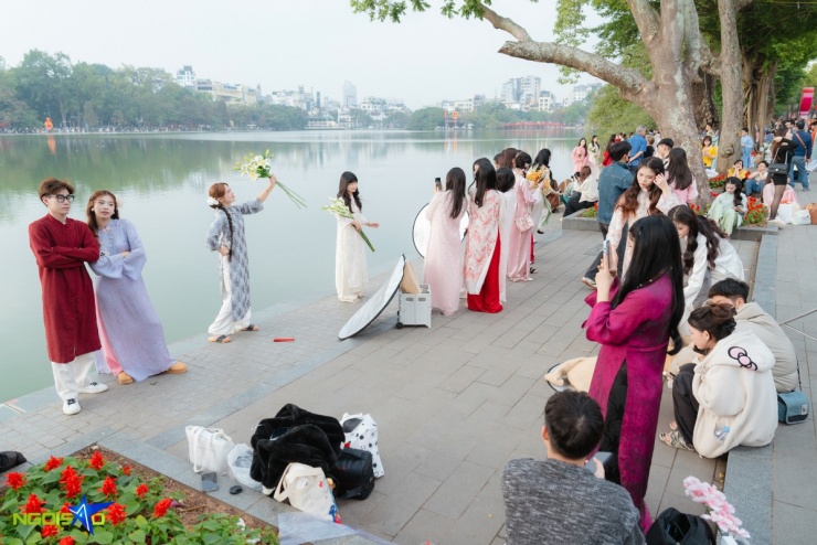 'Chị đẹp, em xinh' chen chân chụp ảnh áo dài Tết ở hồ Hoàn Kiếm - 2