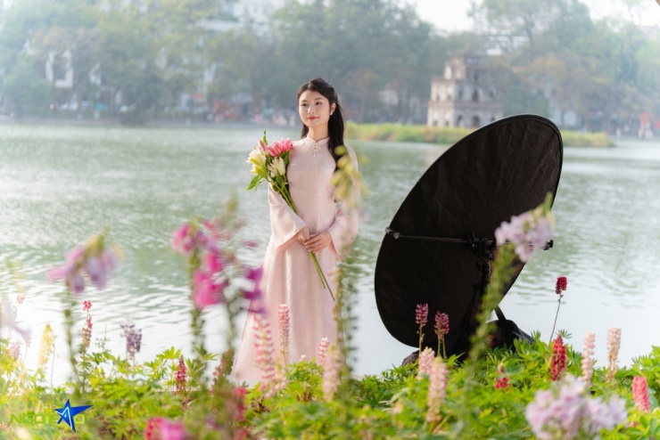 'Chị đẹp, em xinh' chen chân chụp ảnh áo dài Tết ở hồ Hoàn Kiếm - 4