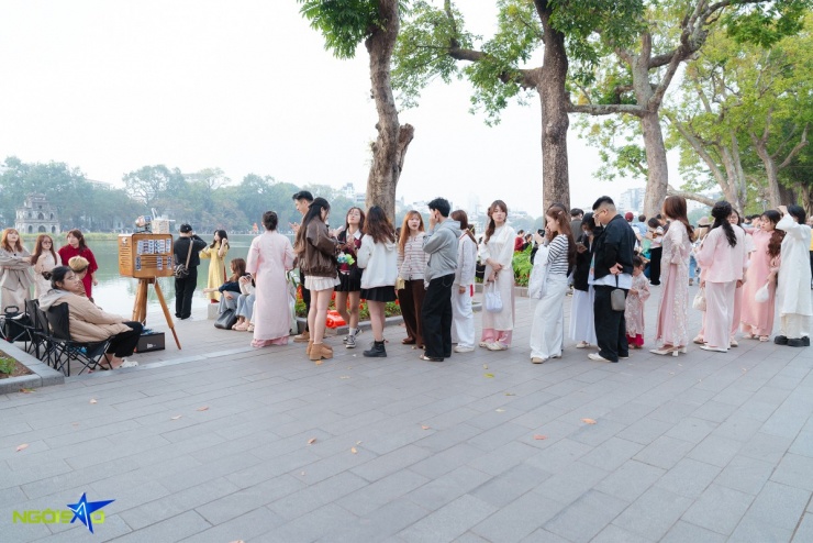 'Chị đẹp, em xinh' chen chân chụp ảnh áo dài Tết ở hồ Hoàn Kiếm - 5