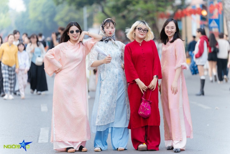 'Chị đẹp, em xinh' chen chân chụp ảnh áo dài Tết ở hồ Hoàn Kiếm - 7
