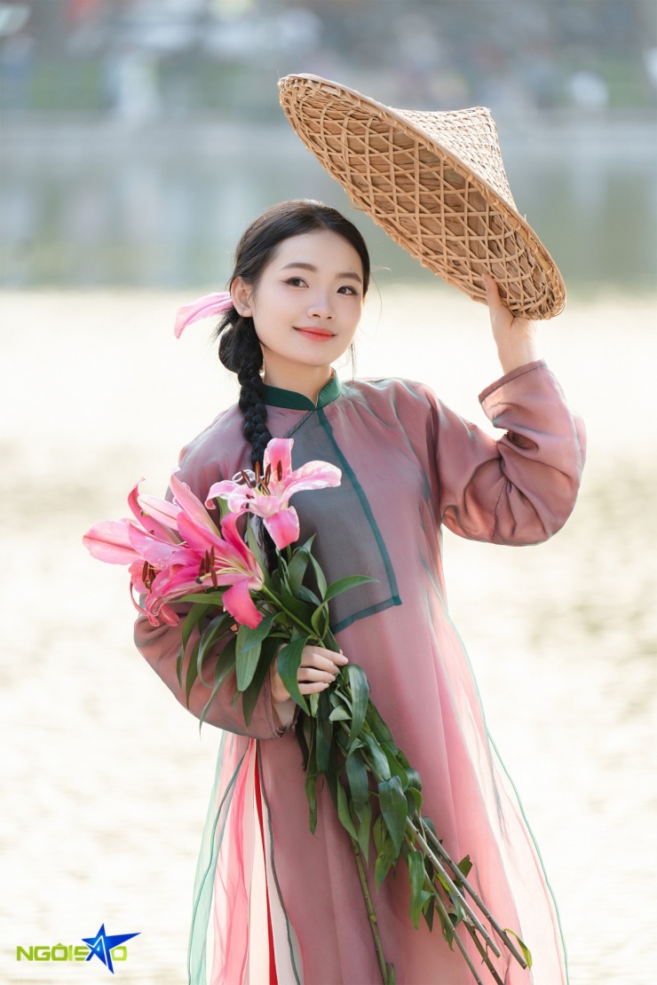 'Chị đẹp, em xinh' chen chân chụp ảnh áo dài Tết ở hồ Hoàn Kiếm - 8