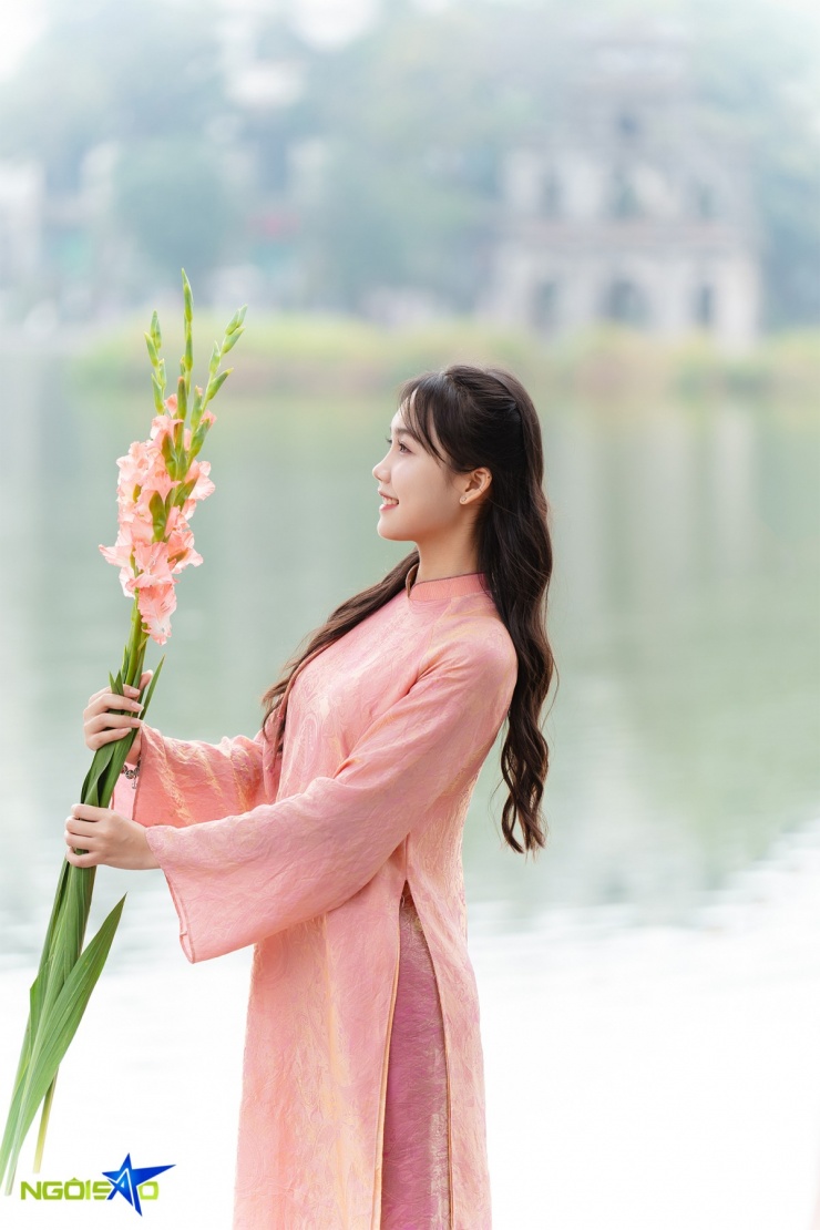 'Chị đẹp, em xinh' chen chân chụp ảnh áo dài Tết ở hồ Hoàn Kiếm - 9