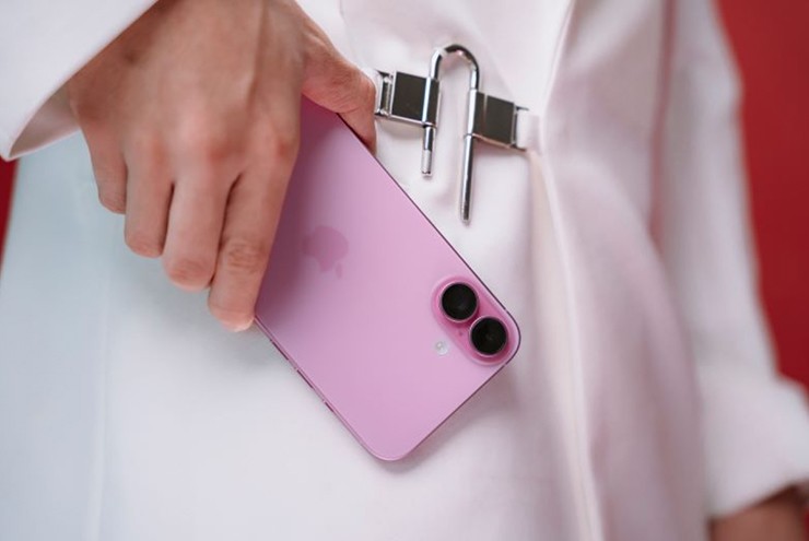 Du Xuân với iPhone 16 Plus màn hình lớn hay thêm tiền cho iPhone 17 nhỏ gọn và hiện đại? 1 iPhone 17 có nhiều màu sắc tinh tế hơn so với trẻ trung của iPhone 16 Plus.