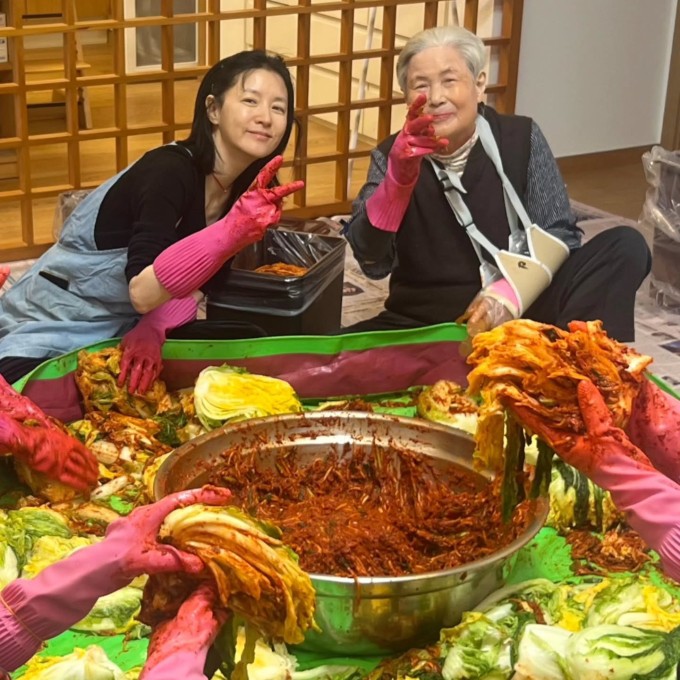 Kim chi là món ăn quen thuộc trong chế độ ăn hàng ngày của người Hàn, chứa nhiều chất xơ và men vi sinh giúp cân bằng hệ vi sinh đường ruột, hỗ trợ tiêu hóa.