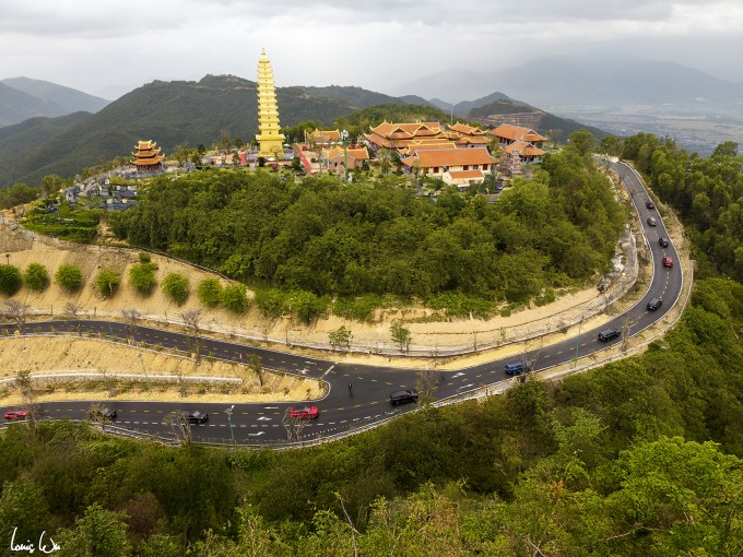 Đoàn xe khi đưa Phương Nhi - Minh Hoàng đến Trúc Lâm Phụng Thùy Sơn làm lễ hằng thuận. Ngôi chùa này có điểm nhấn là tòa bảo tháp 13 tầng, cao 39 m dát vàng với 49 pho tượng Phật Thích Ca Mâu Ni từ Ngọc. Nằm trên đỉnh núi Chín Khúc, chùa có độ cao 500 m so với mực nước biển và tầm nhìn gần như toàn bộ thành phố Nha Trang. Đứng ở Trúc Lâm Phụng Thùy Sơn, du khách có thể nhìn thấy hầu hết các địa điểm du lịch nổi tiếng của thành phố biển như vịnh Ninh Vân, Hòn Đụng, Hòn Rùa, Hòn Tre, Hòn Mun, Hòn Miễu, Hòn Tằm, đảo Yến - Hòn Nội.