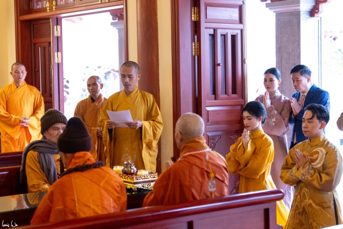 Trong buổi lễ, cô dâu chú rể được nghe những lời dạy về giá trị yêu thương, sự thấu hiểu, trách nhiệm, hướng tới cuộc sống đạo đức, an lạc và hạnh phúc khi xây dựng tổ ấm. Chứng kiến lễ Hằng thuận của Phương Nhi và Minh Hoàng có cha mẹ hai bên và một số thành viên trong gia đình.