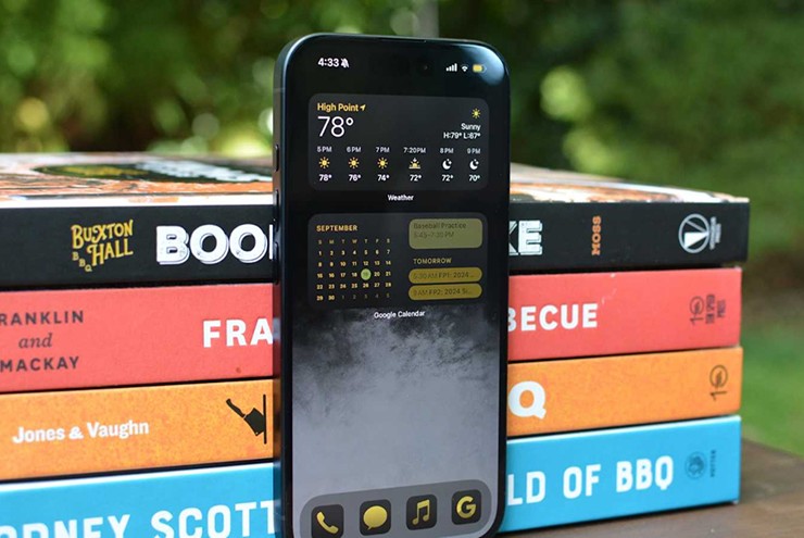 Du Xuân với iPhone 16 Plus màn hình lớn hay thêm tiền cho iPhone 17 nhỏ gọn và hiện đại? 5 Giá bán iPhone 16 Plus rẻ hơn, nhưng bộ nhớ trong chỉ 128 GB.