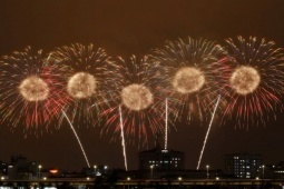 Nhiều tuyến đường bị cấm, người dân đi xem pháo hoa mừng Đại hội XIV thế nào?