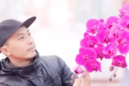 'Hái ra tiền' nghề cắm hoa Tết, cao điểm thu 4-5 triệu đồng/ngày