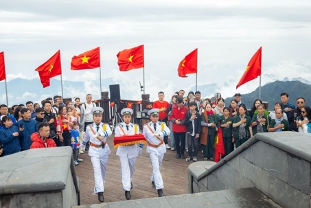 Khai xuân "Mở Cổng trời", tận hưởng trọn vẹn sắc xuân Tây Bắc trên đỉnh Fansipan dịp năm mới
