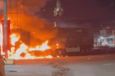 Xe container bốc cháy sau va chạm, bé trai 6 tuổi bỏng nặng