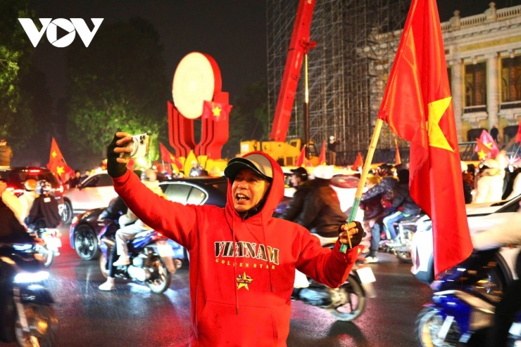 Dòng người bắt đầu đổ ra khu vực hồ Hoàn Kiếm ngay sau loạt luân lưu định mệnh của U23 Việt Nam.